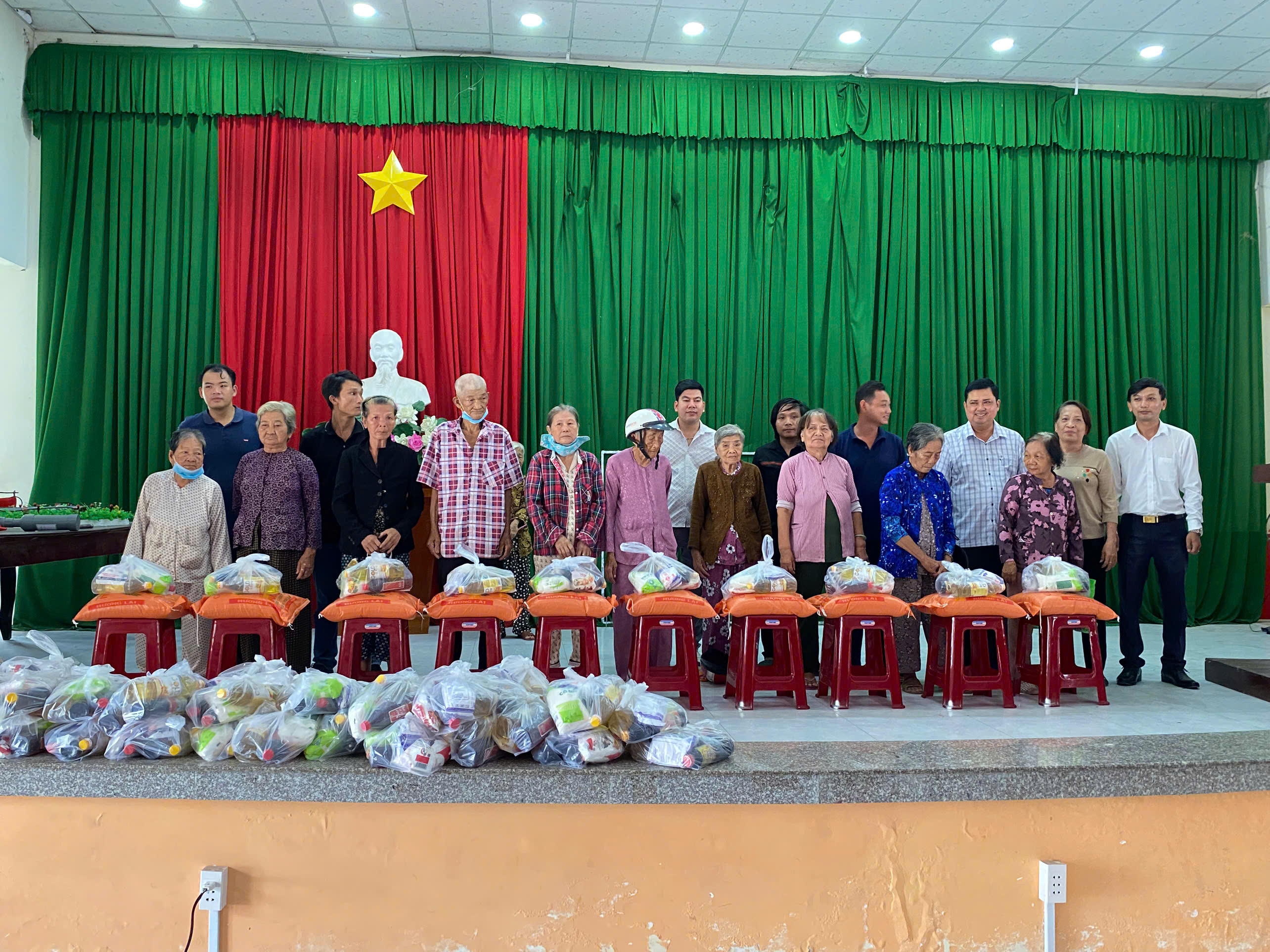 Mạnh thường quân phát  quà cho bà con hộ nghèo, hộ cận nghèo trên địa bàn xã Phú Phụng