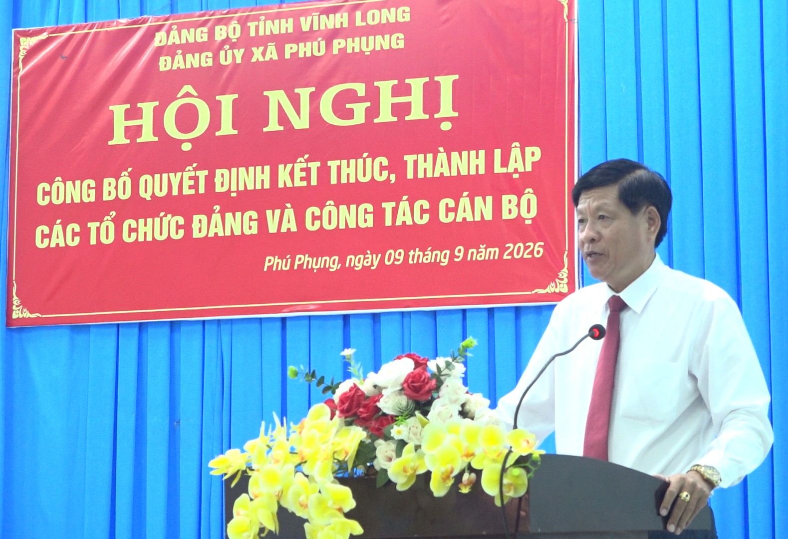 Đảng ủy xã Phú Phụng tổ chức công bố quyết định kết thúc, thành lập các tổ chức Đảng và công tác cán bộ