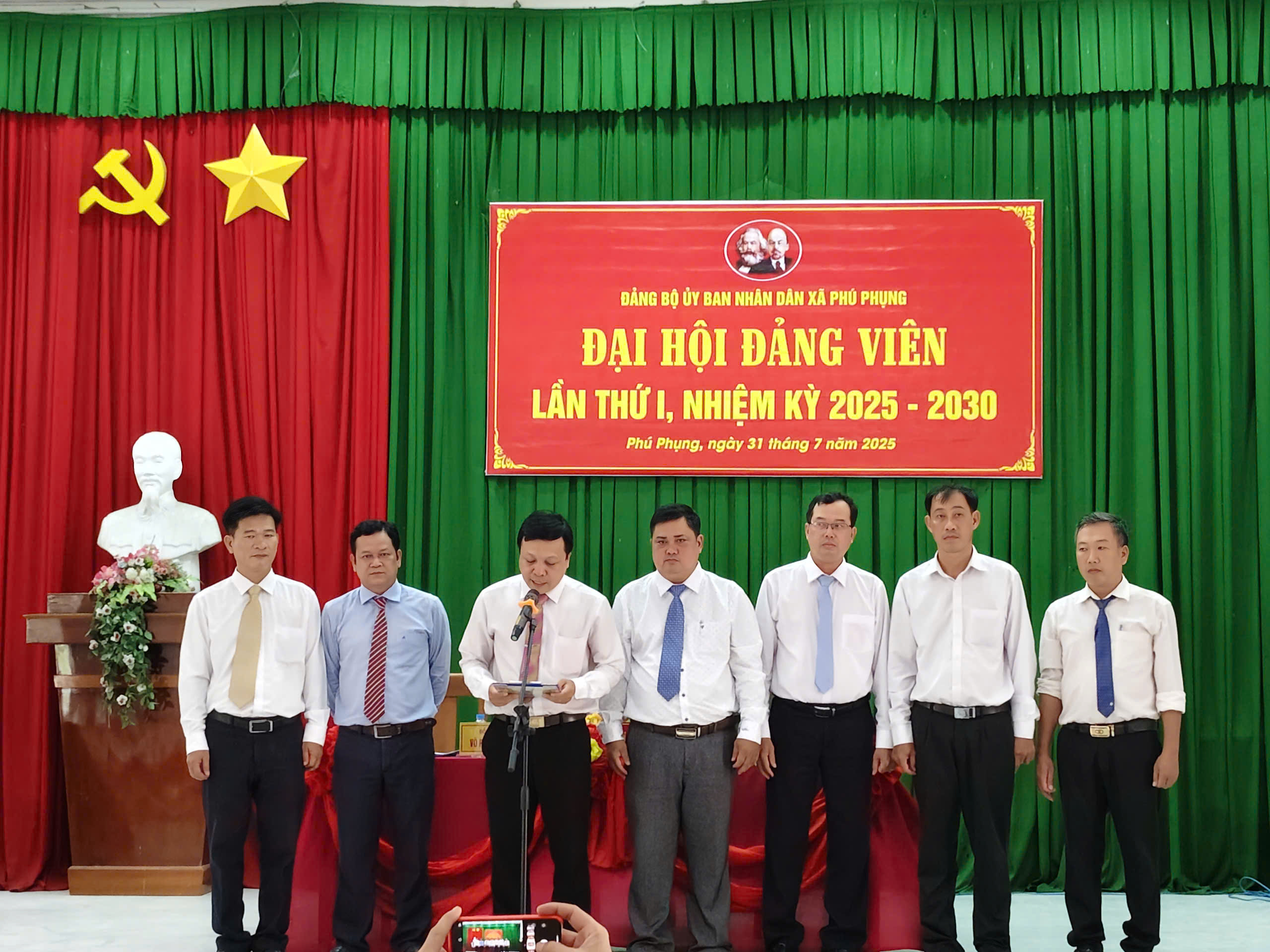 Đảng bộ xã Phú Phụng tổ chức Đại hội Đảng viên lần thứ nhất.