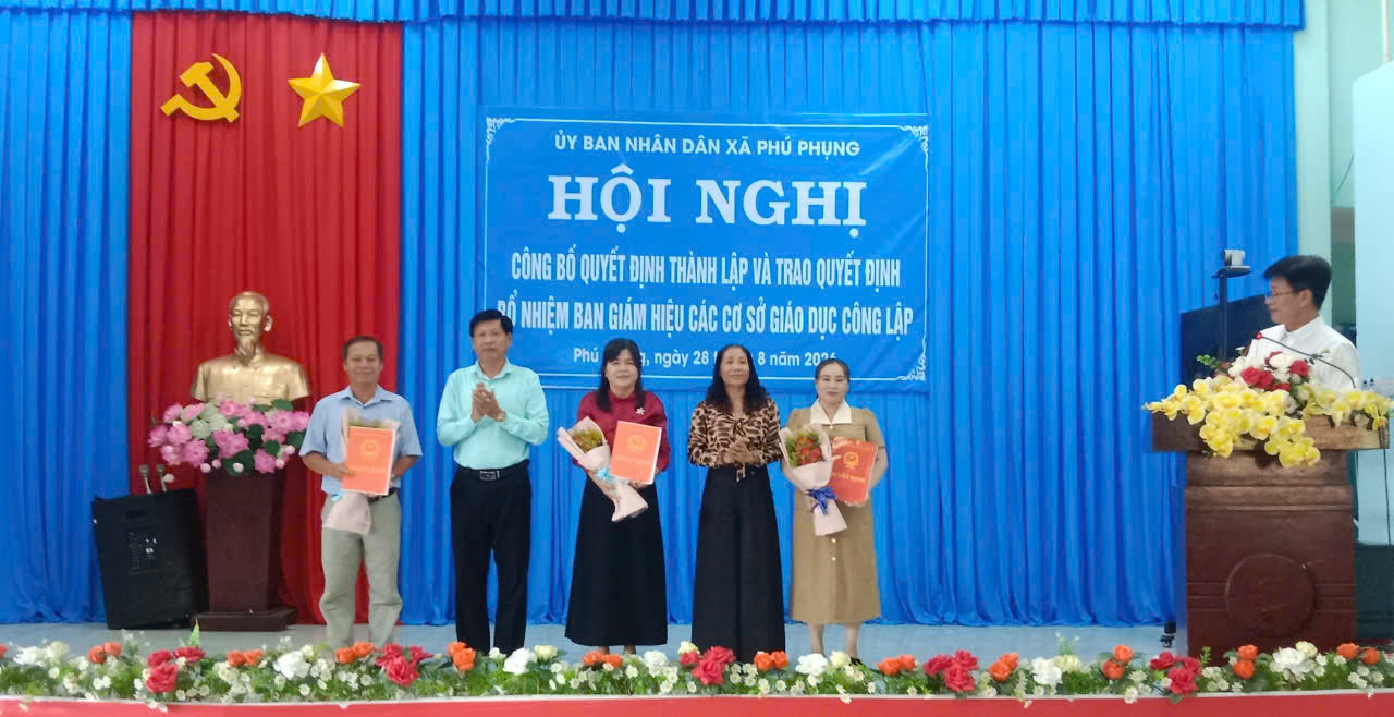 Phú Phụng tổ chức trao các quyết định thành lập trường trên địa bàn xã